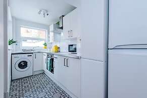 Stylish Spacious Home Great Location Sleeps 6