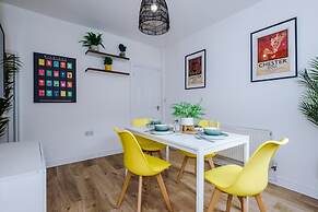 Stylish Spacious Home Great Location Sleeps 6