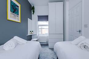 Stylish Spacious Home Great Location Sleeps 6