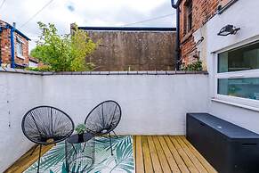 Stylish Spacious Home Great Location Sleeps 6