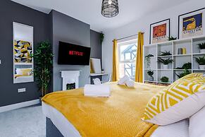 Stylish Spacious Home Great Location Sleeps 6
