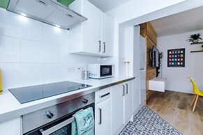Stylish Spacious Home Great Location Sleeps 6