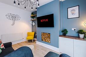 Stylish Spacious Home Great Location Sleeps 6