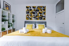 Stylish Spacious Home Great Location Sleeps 6