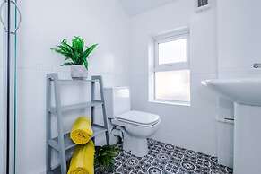 Stylish Spacious Home Great Location Sleeps 6