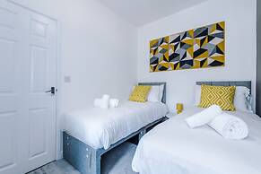 Stylish Spacious Home Great Location Sleeps 6