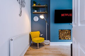 Stylish Spacious Home Great Location Sleeps 6