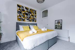 Stylish Spacious Home Great Location Sleeps 6