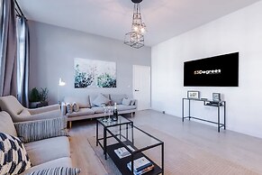 New Stylish City-centre Flat w Parking Sleeps 4