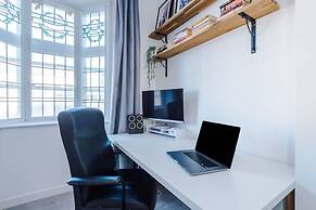 New Stylish City-centre Flat w Parking Sleeps 4