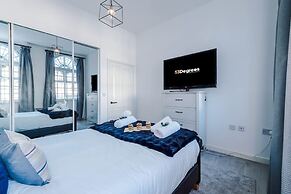 New Stylish City-centre Flat w Parking Sleeps 4