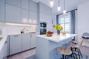 New Stylish City-centre Flat w Parking Sleeps 4
