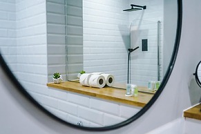 New Stylish City-centre Flat w Parking Sleeps 4