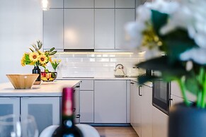 New Stylish City-centre Flat w Parking Sleeps 4