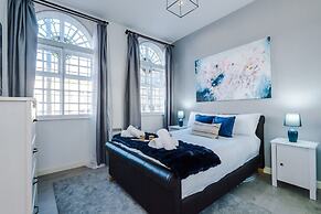 New Stylish City-centre Flat w Parking Sleeps 4