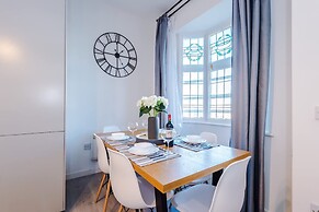 New Stylish City-centre Flat w Parking Sleeps 4