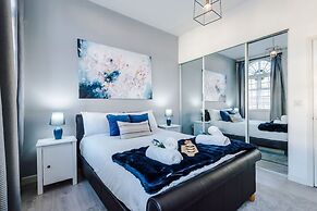 New Stylish City-centre Flat w Parking Sleeps 4