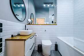 New Stylish City-centre Flat w Parking Sleeps 4