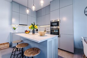 New Stylish City-centre Flat w Parking Sleeps 4