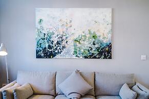 New Stylish City-centre Flat w Parking Sleeps 4