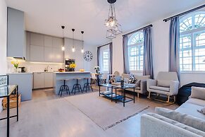 New Stylish City-centre Flat w Parking Sleeps 4