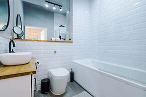 New Stylish City-centre Flat w Parking Sleeps 4