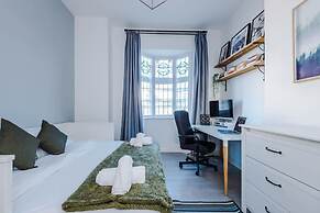 New Stylish City-centre Flat w Parking Sleeps 4