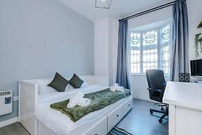New Stylish City-centre Flat w Parking Sleeps 4