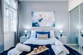 New Stylish City-centre Flat w Parking Sleeps 4