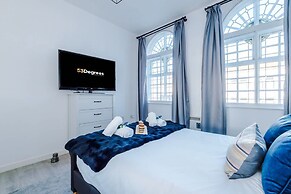New Stylish City-centre Flat w Parking Sleeps 4