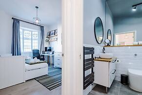 New Stylish City-centre Flat w Parking Sleeps 4