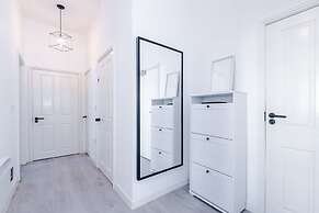 New Stylish City-centre Flat w Parking Sleeps 4
