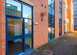 New Stylish City-centre Flat w Parking Sleeps 4