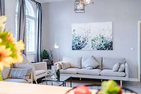 New Stylish City-centre Flat w Parking Sleeps 4