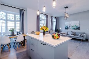 New Stylish City-centre Flat w Parking Sleeps 4