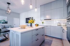 New Stylish City-centre Flat w Parking Sleeps 4