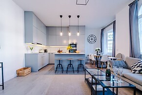 New Stylish City-centre Flat w Parking Sleeps 4