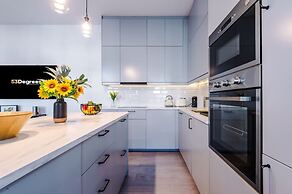 New Stylish City-centre Flat w Parking Sleeps 4