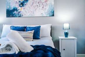 New Stylish City-centre Flat w Parking Sleeps 4