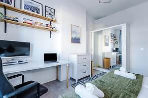 New Stylish City-centre Flat w Parking Sleeps 4