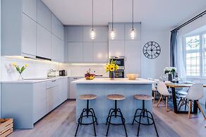 New Stylish City-centre Flat w Parking Sleeps 4