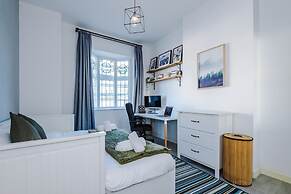 New Stylish City-centre Flat w Parking Sleeps 4