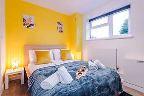NEW Spacious Apartment Ideal for Business Work