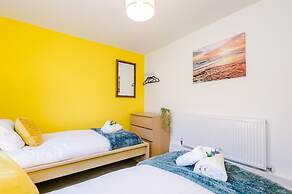 NEW Spacious Apartment Ideal for Business Work