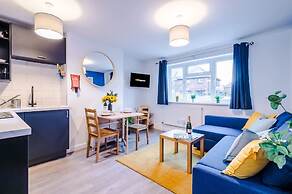 NEW Spacious Apartment Ideal for Business Work