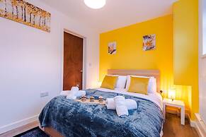 NEW Spacious Apartment Ideal for Business Work
