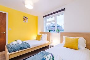 NEW Spacious Apartment Ideal for Business Work
