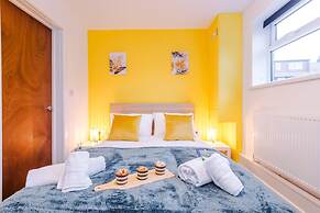 NEW Spacious Apartment Ideal for Business Work