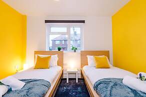 NEW Spacious Apartment Ideal for Business Work