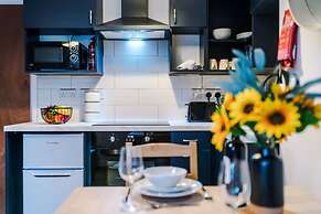 NEW Spacious Apartment Ideal for Business Work